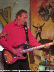 rock’n’roll, sixties, années 60, Salut les copains, yéyé, twist, madison, vintage, musique rétro, Les Vinyls, New Garage Sixties, Chez Marco, Saint-Trivier-sur-Moignans, concert, live music, rockabilly, Gene Vincent, Francky Gumbo, Alexandre Lucet, Andras Mitchell, Jean-Claude Coulonge, Gérard Purec, guitares vintage, vinyles, ambiance rétro, pin-up, voitures anciennes, culture rock, passion musique, scène locale, soirée rock