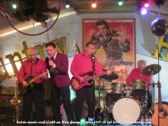 rock’n’roll, sixties, années 60, Salut les copains, yéyé, twist, madison, vintage, musique rétro, Les Vinyls, New Garage Sixties, Chez Marco, Saint-Trivier-sur-Moignans, concert, live music, rockabilly, Gene Vincent, Francky Gumbo, Alexandre Lucet, Andras Mitchell, Jean-Claude Coulonge, Gérard Purec, guitares vintage, vinyles, ambiance rétro, pin-up, voitures anciennes, culture rock, passion musique, scène locale, soirée rock